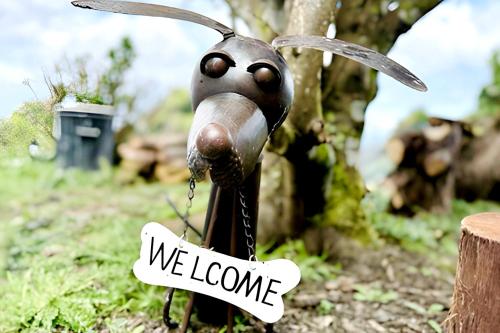 una estatua de un insecto con una Nos encanta la señal en Southern Heights, en Lavers Hill