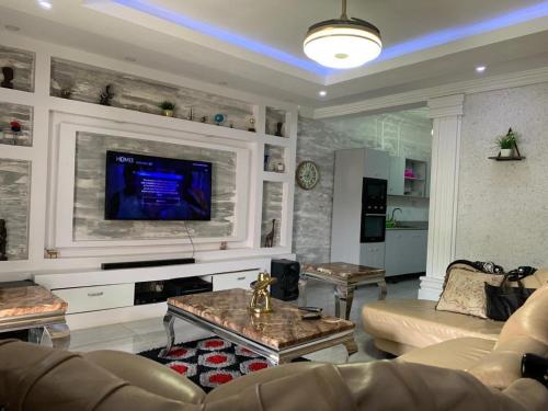 Posezení v ubytování 2BDR CBD Apt - 24hrs power, Security, 5mins to airport