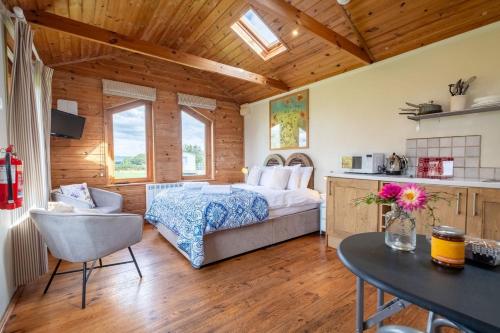 Voodi või voodid majutusasutuse Middlewick Holiday Cottages toas