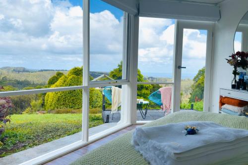 Un dormitorio con una cama y una ventana grande en Southern Heights, en Lavers Hill