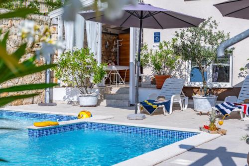 Family-friendly apartments with swimming pool Novi Vinodolski - 2419