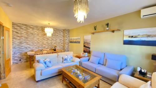 a living room with a couch and a table at Casa Julieta, tu hogar en Toledo, ideal Puy du Fou in Bargas