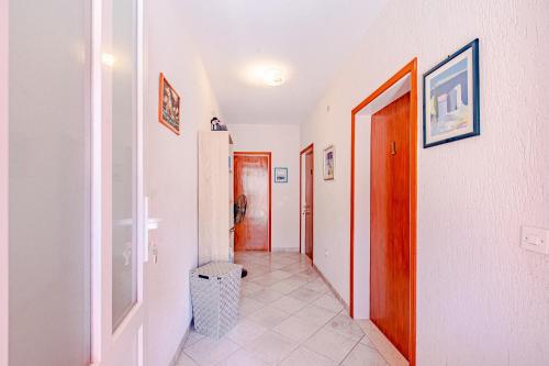 een hal met witte muren en een hal met een deur bij Double Room Mali Ston 14434a in Mali Ston