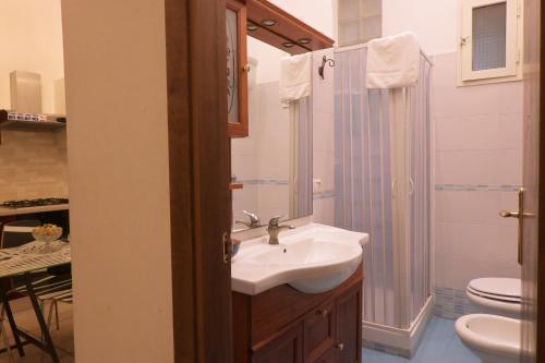 a bathroom with a sink and a toilet at Sunrise B&B in Naples