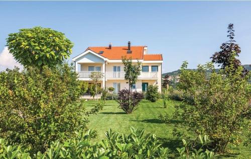 een groot wit huis met een oranje dak bij Villa Ivy Mit Perfekter Privatsphäre, Pool, Sauna in Opanci