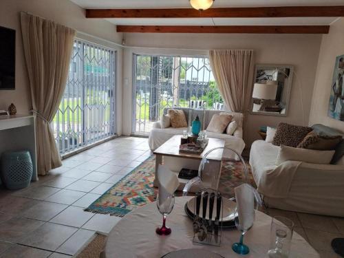 een woonkamer met een bank en een tafel bij Milky Way in Hermanus