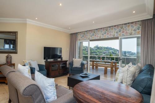 una sala de estar con un sofá y una mesa en Ballito Manor View 406 - With Generator, en Ballito