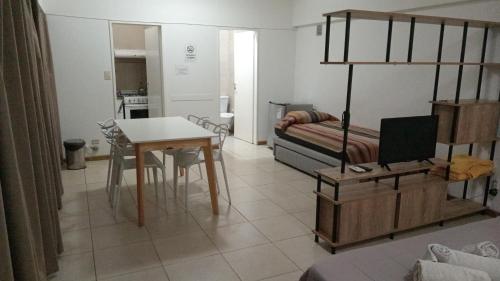 Giường trong phòng chung tại Departamento Céntrico Mendoza