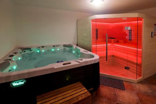 ein großes Badezimmer mit Badewanne und roter Dusche in der Unterkunft Family friendly house with a swimming pool Gornja Voca, Zagorje - 11873 in Gornja Voća