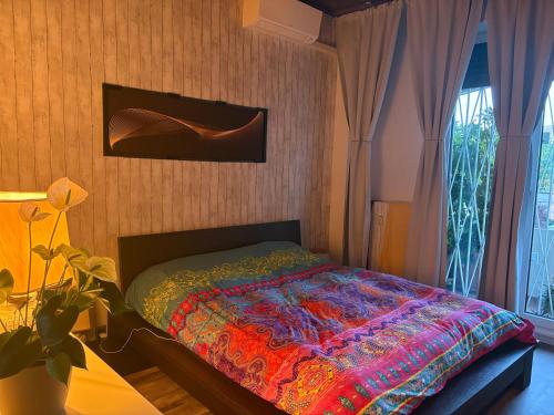 圣朱利亚诺米拉内塞Relax 3的卧室里有一张床，床上铺着色彩鲜艳的被子