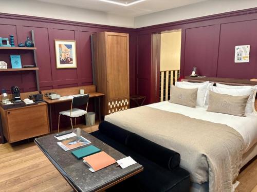 a hotel room with a bed and a desk at Faubourg 21 in Brussels