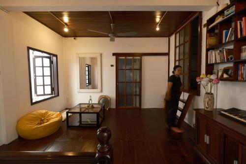 Un hombre está de pie en una sala de estar en a-mâze house, en Hue
