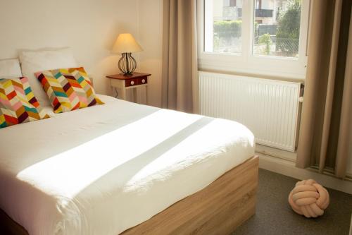 ein Schlafzimmer mit großem Bett und Fenster in der Unterkunft L Albéra - Elégance et douceur in Albertville