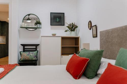 Refurbished Apartment 10' from the city centre