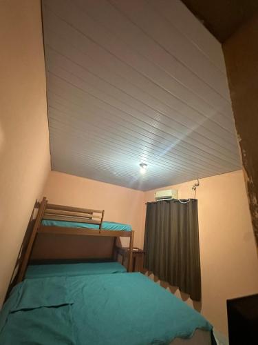a bedroom with a bunk bed in a room at Aparentemente Bem Localizado in Boa Vista