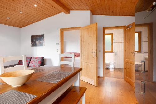 cocina con mesa y sillas y baño en Ferienhaus Weichart, en Sulzburg