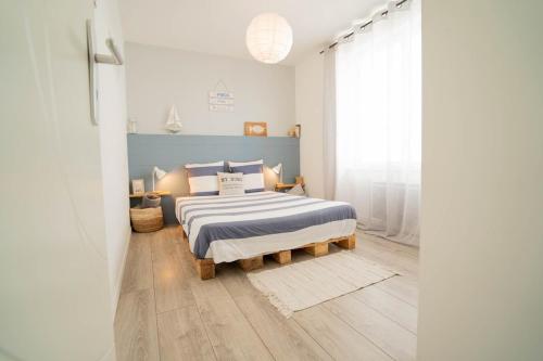 Ένα ή περισσότερα κρεβάτια σε δωμάτιο στο Maison avec fauteuil suspendu et lit de jour près de la mer en Vendée