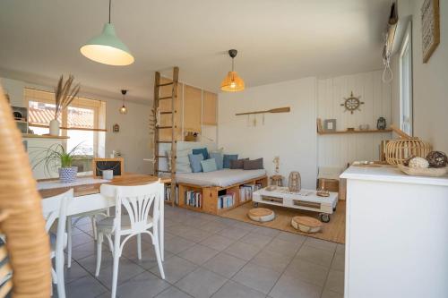 Η κουζίνα ή μικρή κουζίνα στο Maison avec fauteuil suspendu et lit de jour près de la mer en Vendée