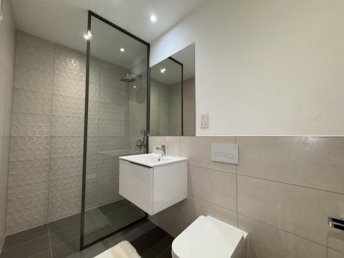 阿克拉The Bantree D-plus Apartments的带马桶、水槽和淋浴的浴室