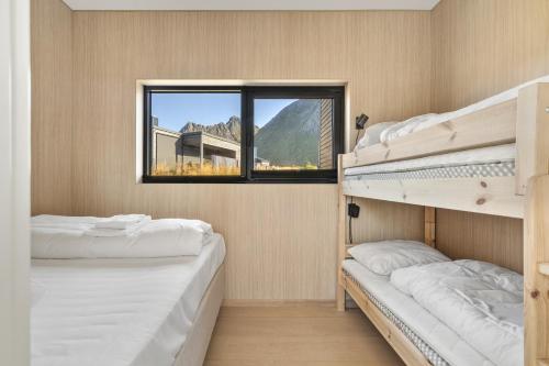 Postel nebo postele na pokoji v ubytování Unik luksushytte i hjertet av Lofoten