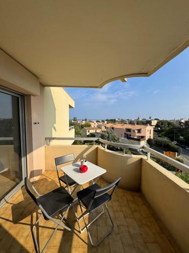 3-room apartment in Antibes - Swimming pool - Sea view