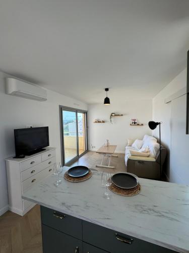 3-room apartment in Antibes - Swimming pool - Sea view