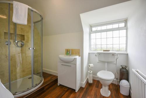 une salle de bains avec douche, toilettes et lavabo dans l'établissement Florence House in Sussex, à Seaford