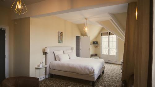 Postel nebo postele na pokoji v ubytování Hostellerie Saint Pierre