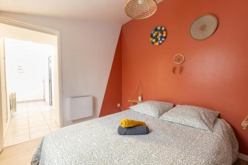 Ένα ή περισσότερα κρεβάτια σε δωμάτιο στο L'Antique - Au pied du Théâtre - 1 à 4 pers - Wifi