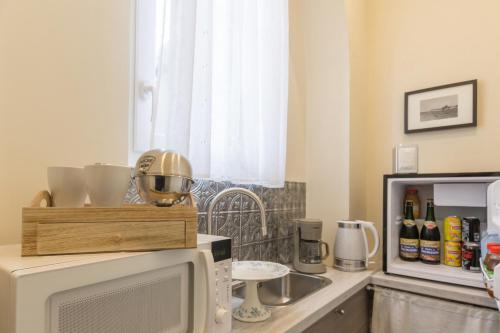 Una cocina o cocineta en DDay Aviators