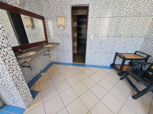 a bathroom with a sink and a mirror at Apto Residencial Aconchego2 em Rio Quente Go - Hot Park in Rio Quente