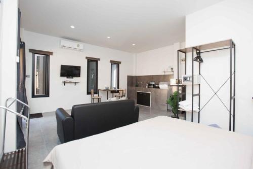 - un salon avec une table blanche et une chaise dans l'établissement comfortable BAMBOO houses, à Ban Thalat Choeng Thale