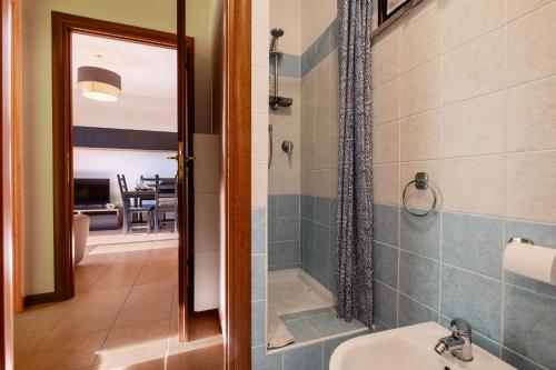 Un baño con lavabo y ducha en Terrazza Catabbio, en Catabbio