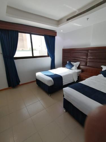 Кровать или кровати в номере حقل الازهار للشقق المفروشة - روزلاين