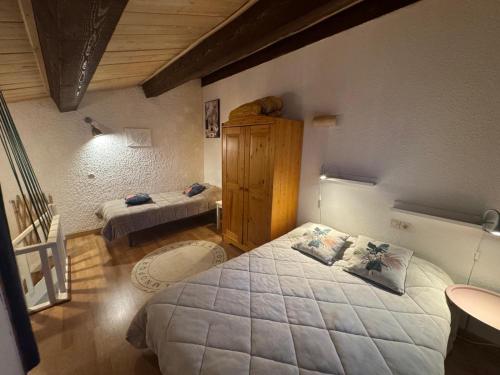 a bedroom with two beds in a room at Immodelpas Mundial in Pas de la Casa