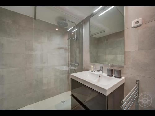 a white bathroom with a sink and a shower at Aubars de Alma de Nieve in Naut Aran