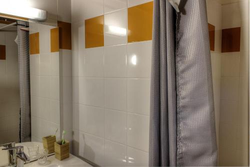 Ένα μπάνιο στο Les romarins d'auvare