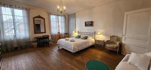 Postel nebo postele na pokoji v ubytování La VDCA: Maison familiale de caractère 12 pers