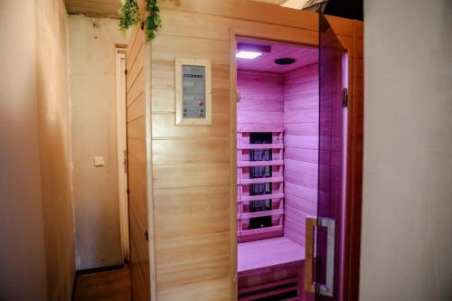 une chambre rose avec une douche à l'italienne dans l'établissement Holiday home with sauna on Panjevaart - VP100, à Hoeven