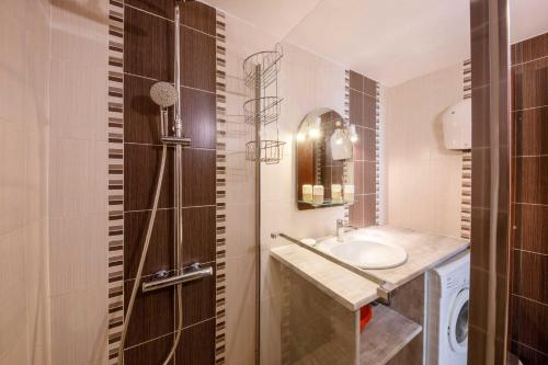 une salle de bain avec un lavabo et une machine à laver dans l'établissement Les jasmins, à Saint-Étienne-de-Tinée