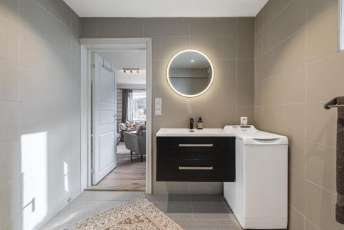 ein Badezimmer mit Waschbecken und Spiegel in der Unterkunft Spacious Hemsedal home with ski slope view in Kyrkjebøen