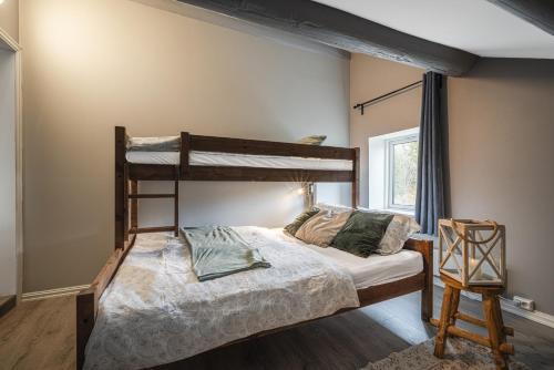 ein Schlafzimmer mit zwei Etagenbetten und einem Fenster in der Unterkunft Spacious Hemsedal home with ski slope view in Kyrkjebøen