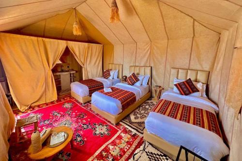 Ένα ή περισσότερα κρεβάτια σε δωμάτιο στο Merzouga Twilight Camp