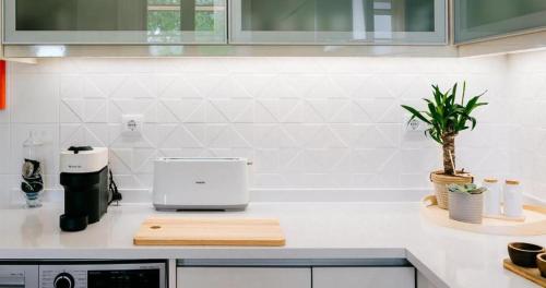 een aanrecht met een broodrooster op een aanrecht bij Ria Endless South - Barroca Village - Sítio da Fortaleza in Tavira