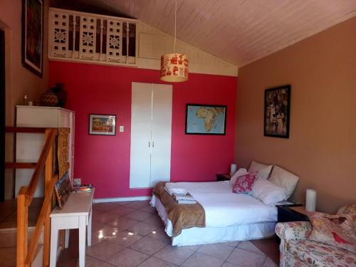 Ένα ή περισσότερα κρεβάτια σε δωμάτιο στο Cozy Studio Next to the Vlei and Nature Reserve