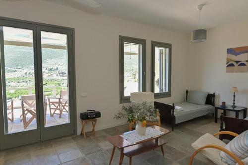 ein Wohnzimmer mit Sofa und Tisch in der Unterkunft Villa Santa Friday in Antikes Epidauros