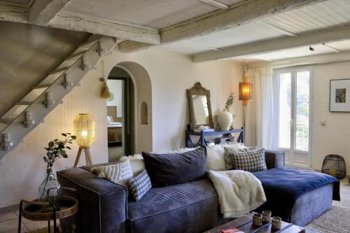 a living room with a blue couch and a table at L'aire in Lantosque