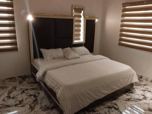 Ένα ή περισσότερα κρεβάτια σε δωμάτιο στο Victoria Garden Hotel & Fast Food Service