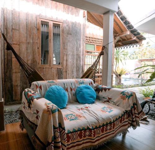 eine Couch mit blauen Kissen im Wohnzimmer in der Unterkunft Villa Soluna Lovina in Lovina