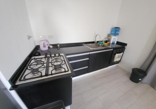 een keuken met een fornuis en een spoelbak bij El Rincón de Gemma in Salta